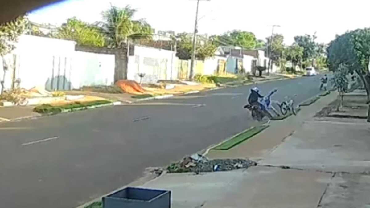 Motociclista usando celular atropela ciclista em Campo Grande; vídeo mostra o momento