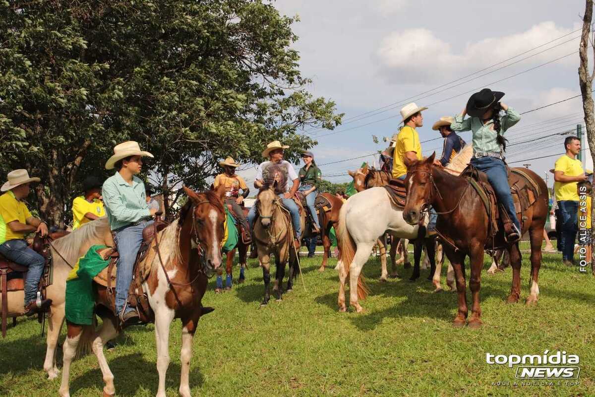Cavalgada, tratores e bandeiras: apoiadores de Flávio Bolsonaro ocupam Afonso Pena em Campo Grande