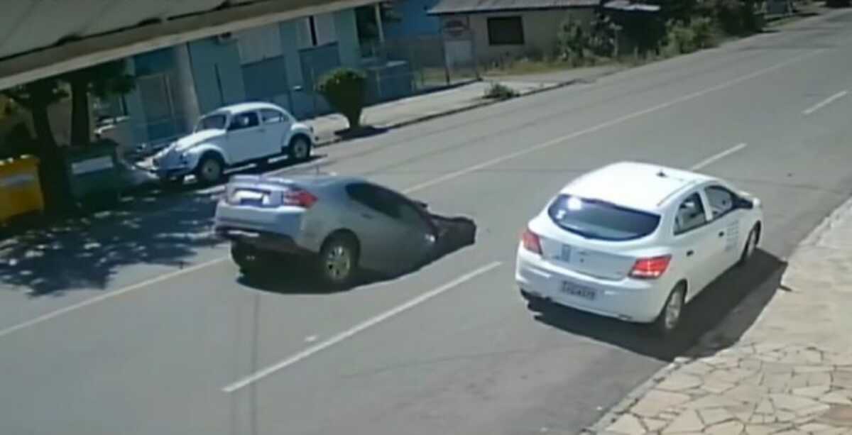 Carro é “engolido” por cratera que se abriu no asfalto; Assista ...