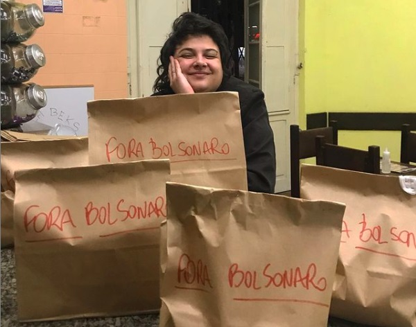 Sacolas de entrega têm mensagem Fora Bolsonaro 