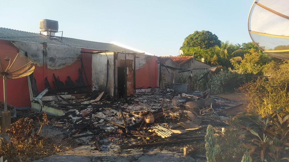 Casa ficou destruída após incêndio 