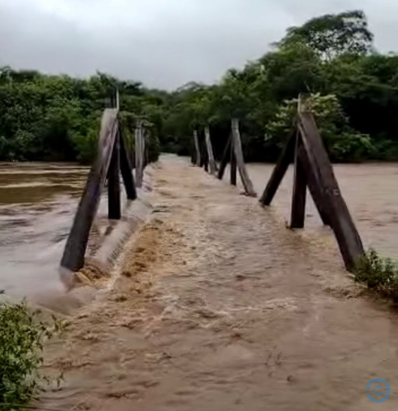 Ponte sobre o rio Coxim foi destruída após água ficar acima do normal