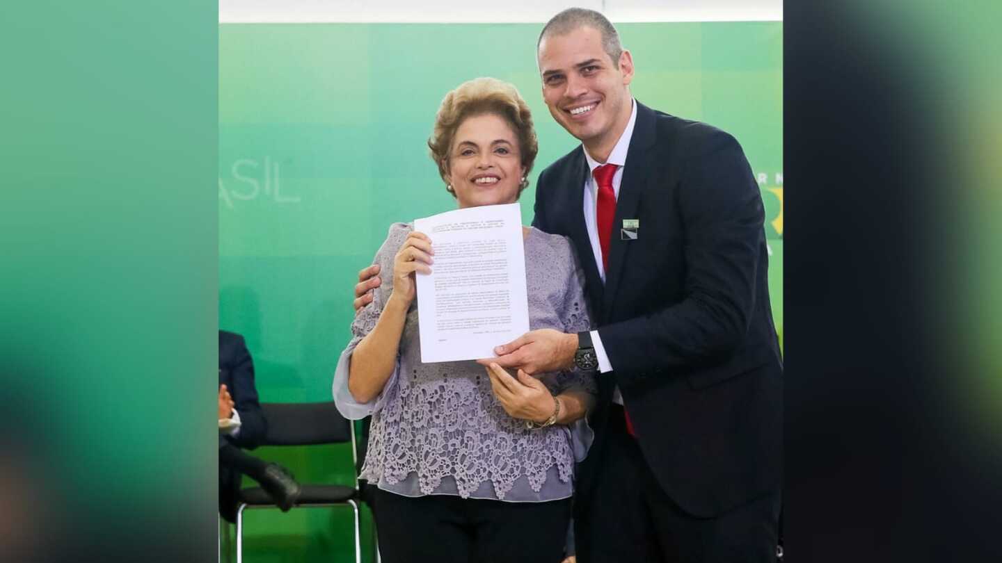 O professor Tiago Botelho e a ex-presidente Dilma Rousseff