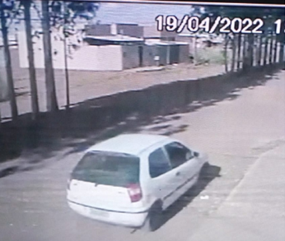 Carro visto por moradores estava com três homens que desceram e roubaram uma das casas no bairro
