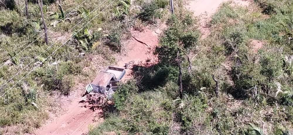 Frente de veículo militar ficou destruída 