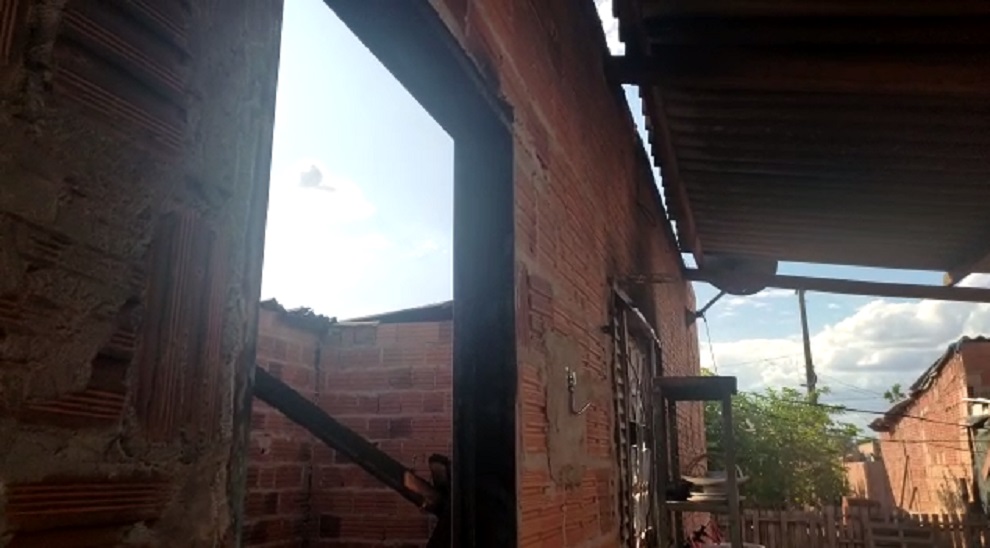Casa foi destruída pelo fogo