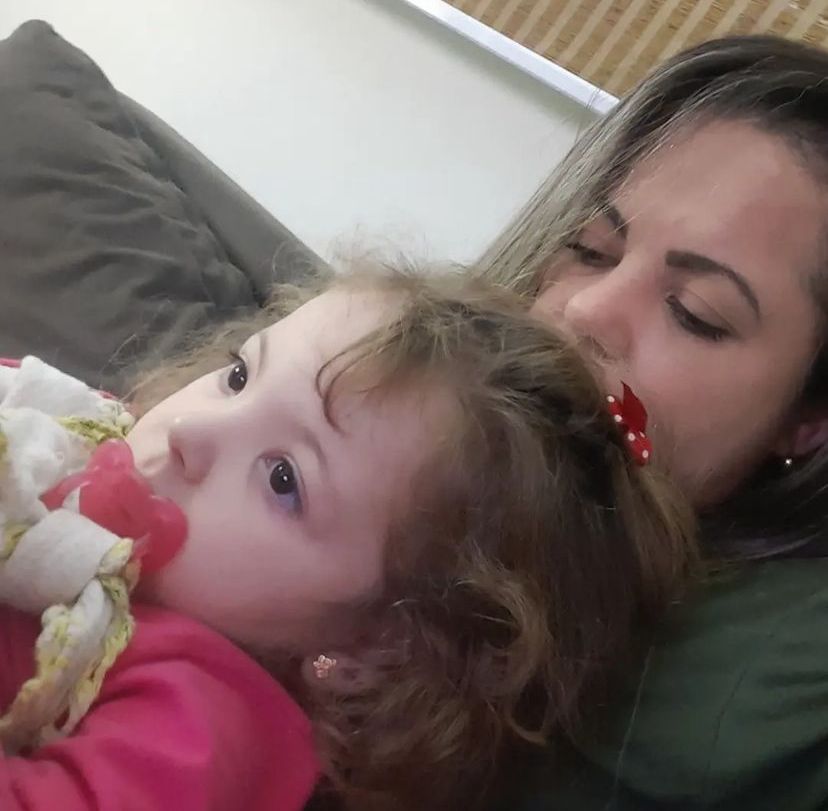 Mãe e filha em casa antes de retornar a UPA