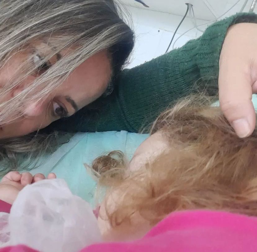 Mãe e filha na UPA onde foram acolhidas com amor
