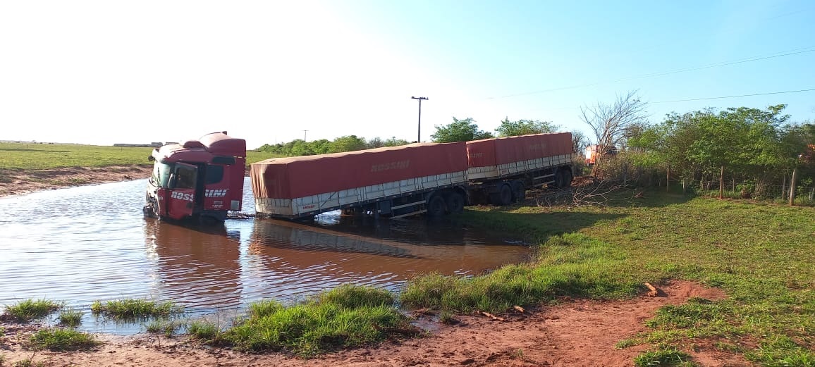 Carreta se desgovernou após acidente 