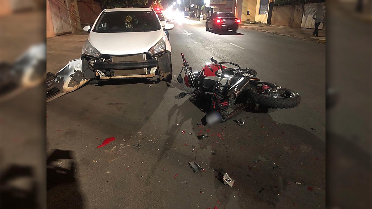 Piloto com adesivo da Rocam na moto é flagrado dando empinadas