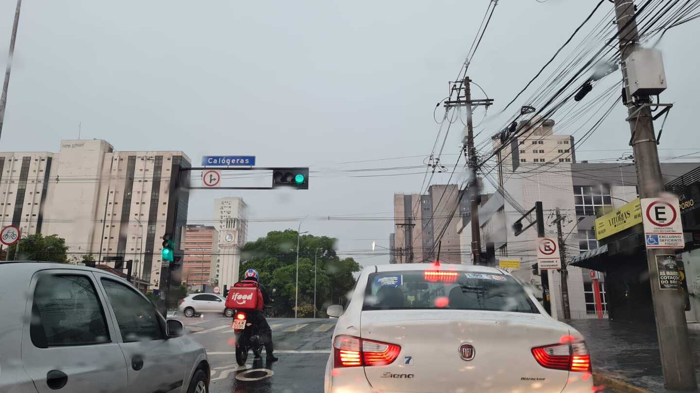 Dia virou noite: chuva anuncia fim do inverno em Campo Grande - PP