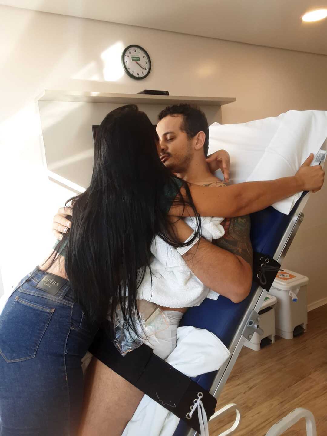 Angela com Sérgio em hospital