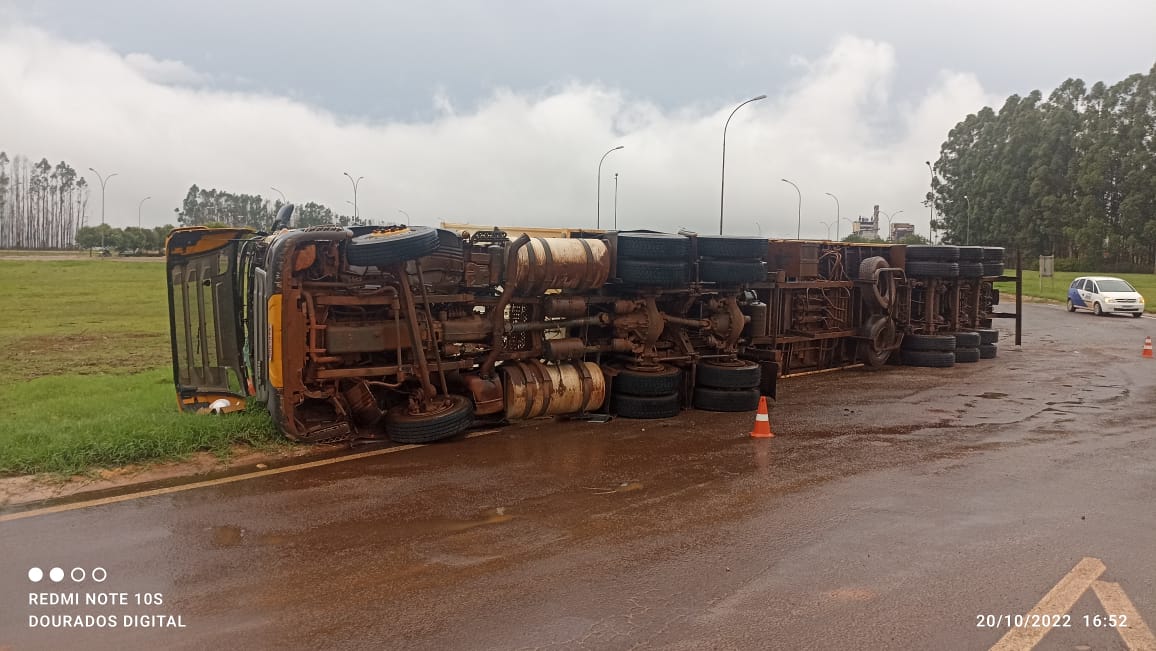 Carreta Tomba E Motorista Fica Ferido Entre Laguna Carapã E Dourados ...