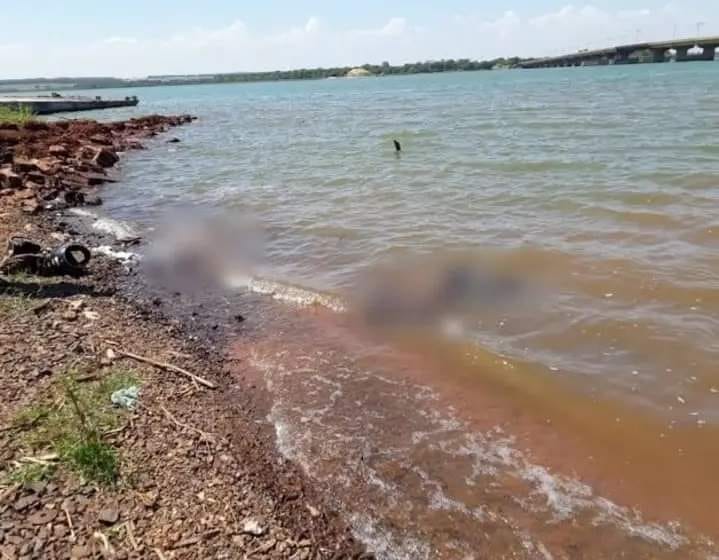 Corpos a beira da prainha