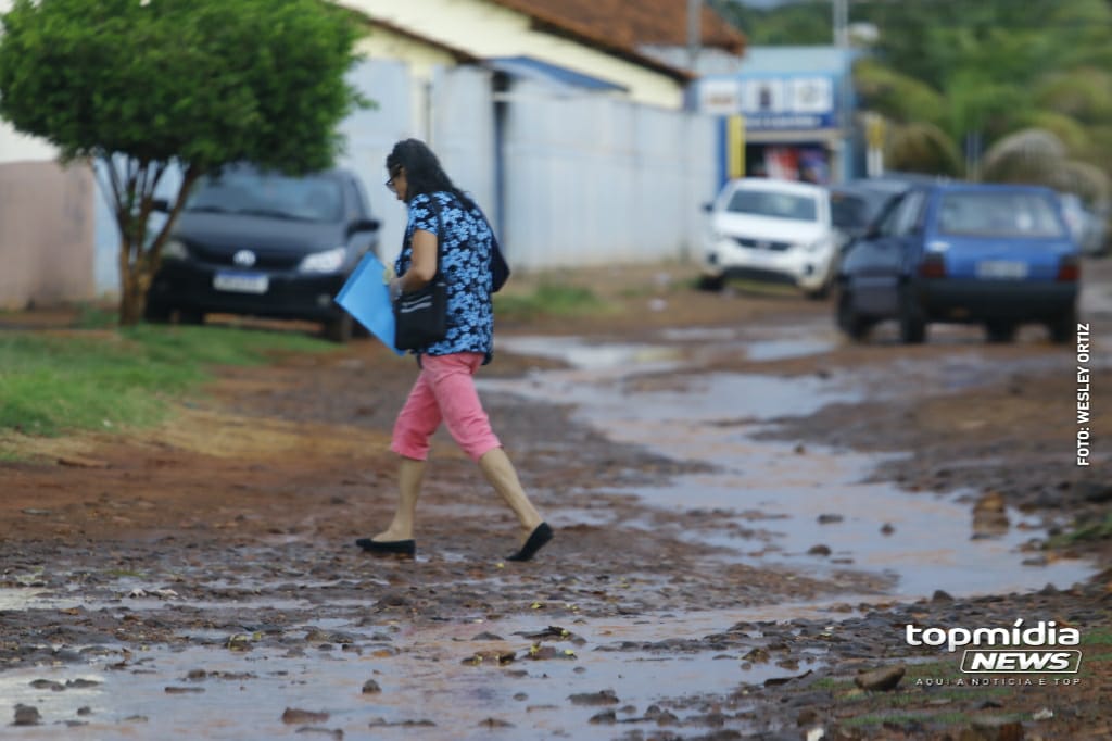 Andar na rua Coronel Adauto Barbosa é um grande desafio nos dias de chuva