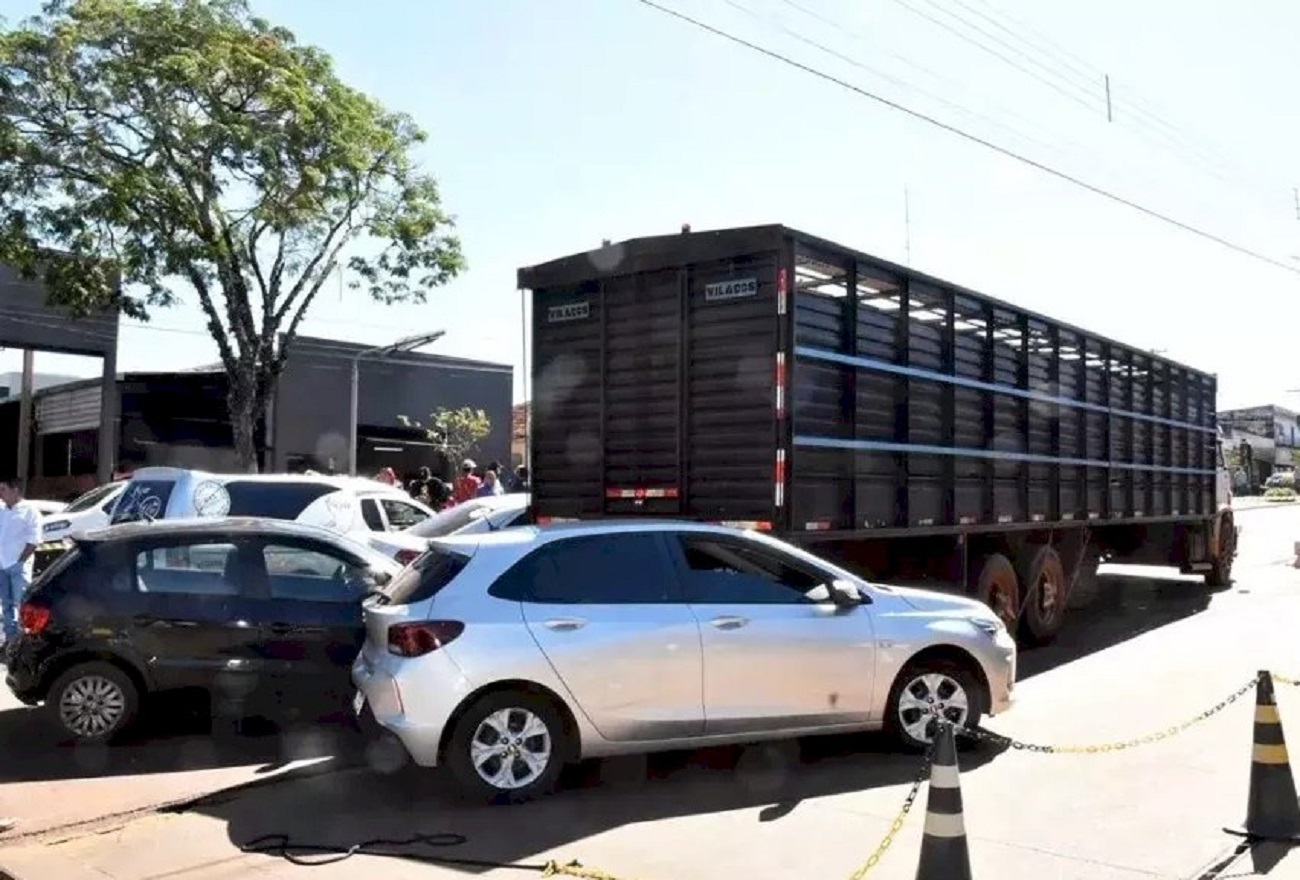 Caminhão atingiu quatro veículos no centro da cidade