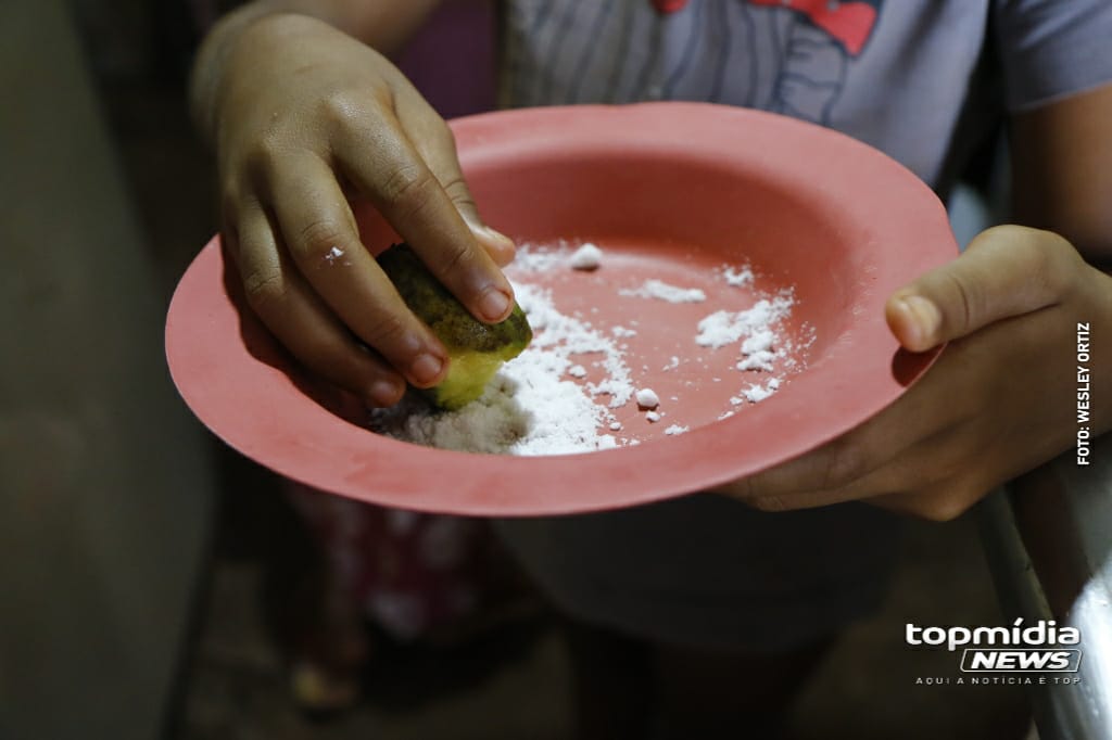 Crianças comiam manga verde com sal para tentar 'enganar' a fome