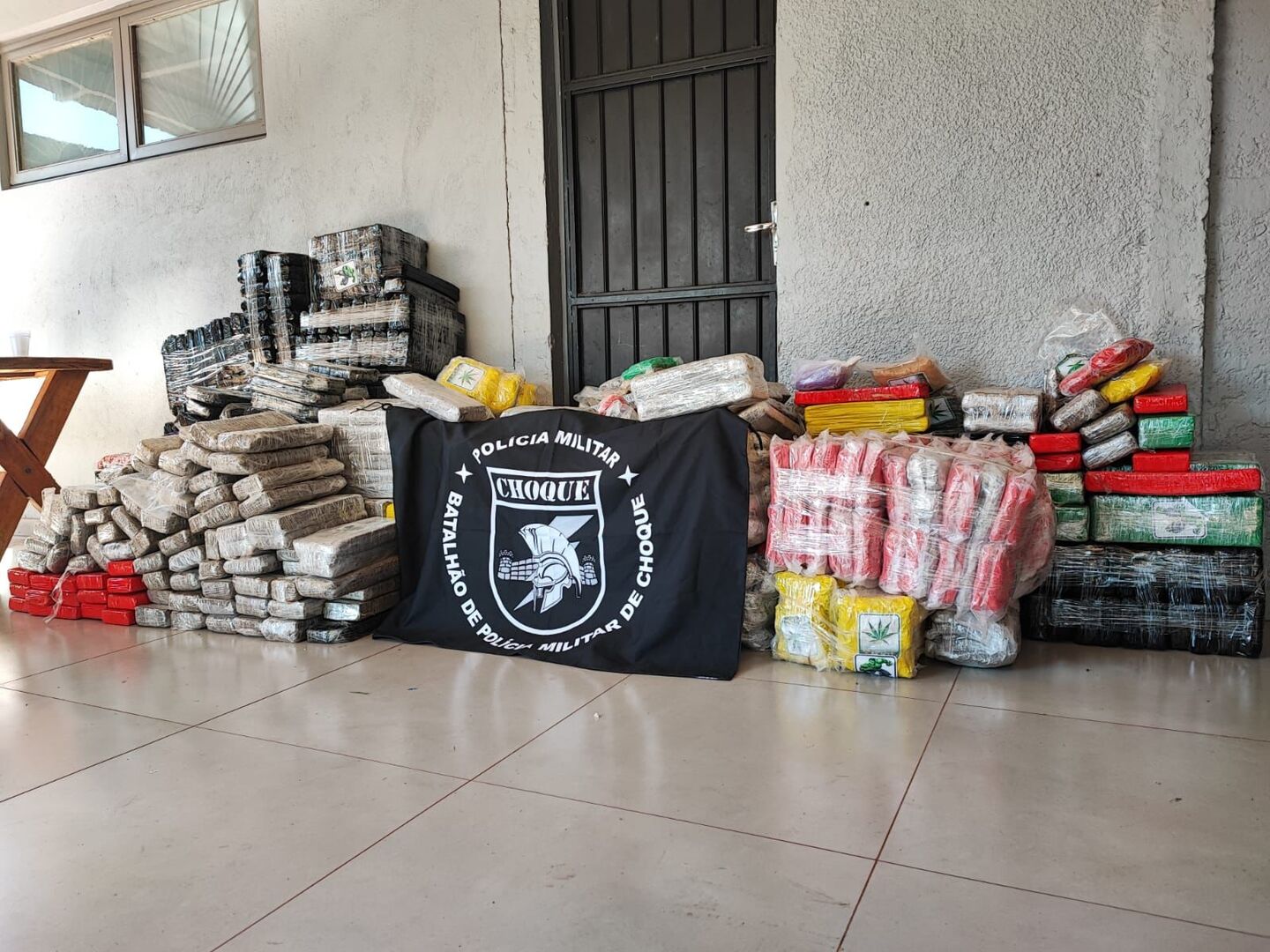 Veículo abandonado às margens da rodovia