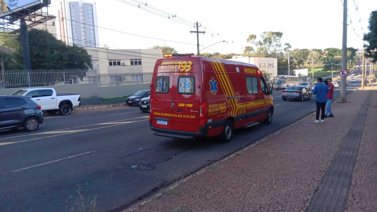 A mulher foi socorrida pelo Corpo de Bombeiros 