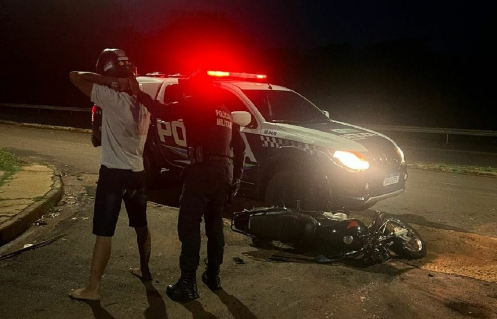 POLÍCIA MILITAR FLAGRA CONDUTOR DE MOTO SEM CNH EM VICINAL DE