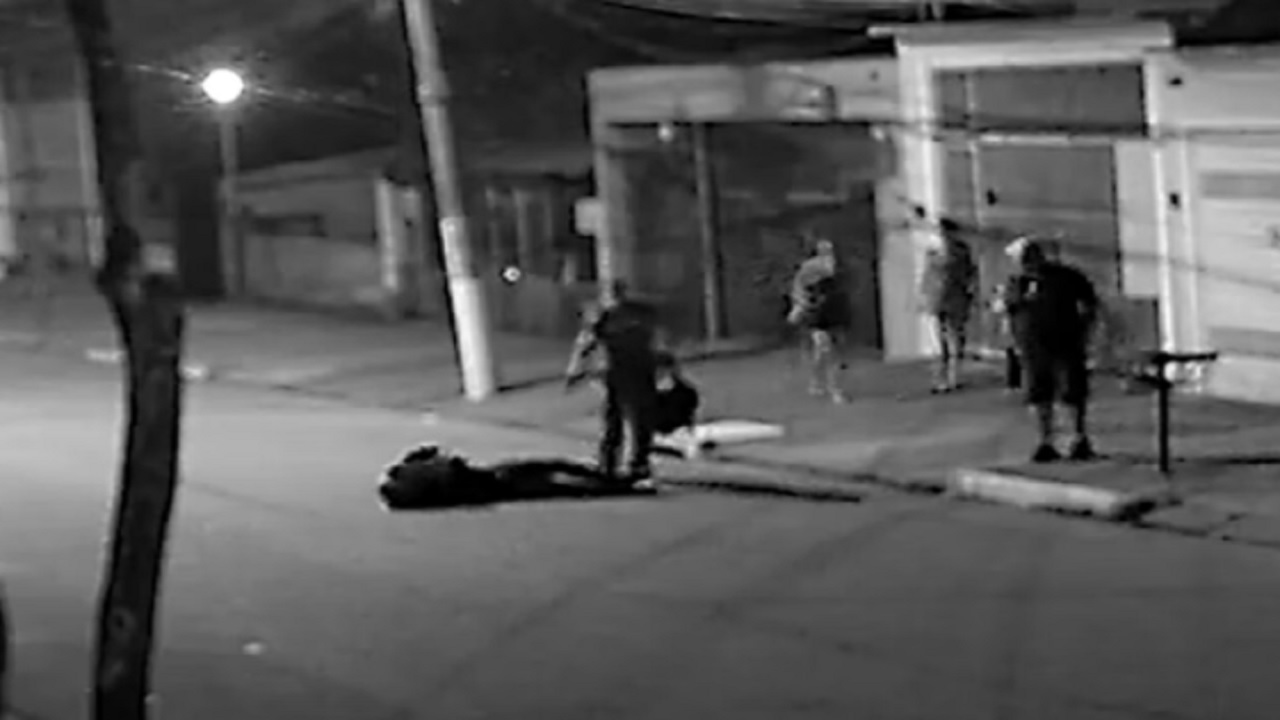 Ladrão leva tiro na bunda após tentar roubar policiais (vídeo) - Portal TOP  Mídia News