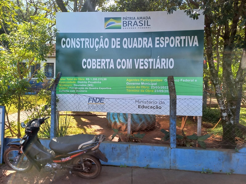 Obra de cobertura da quadra em distrito de Dourados