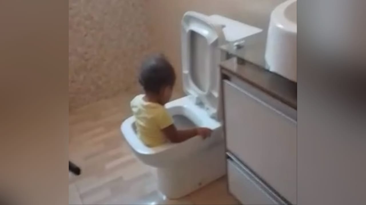 Mãe flagra filha brincando dentro do vaso sanitário (vídeo) - Portal TOP  Mídia News