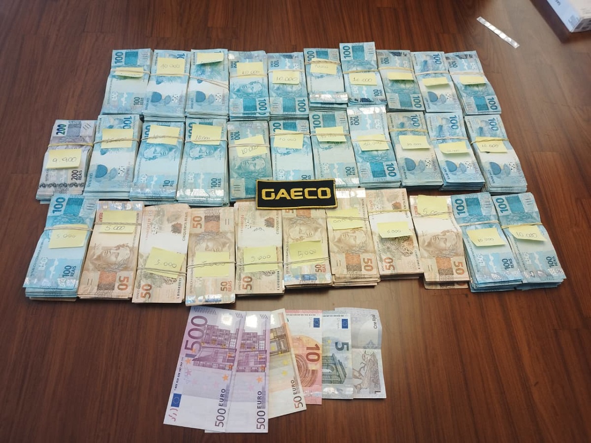 Operação apreendeu dinheiro e armas