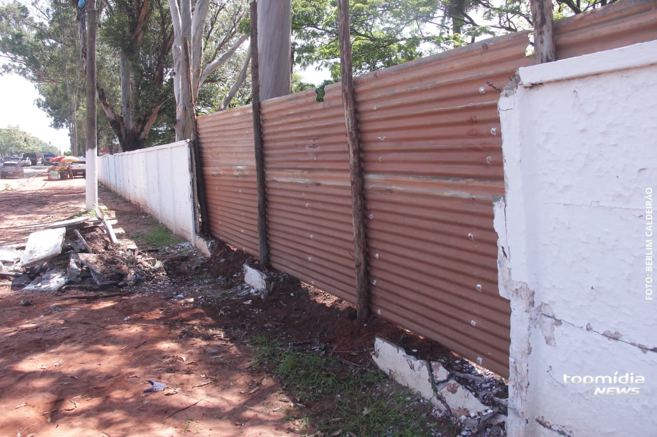 Muro é destruído, mas rapidamente funcionários 