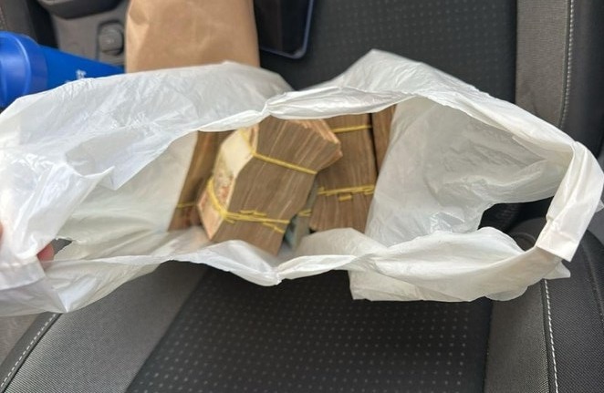 O valor estava sendo entregue para o policial quando o caso foi flagrado 