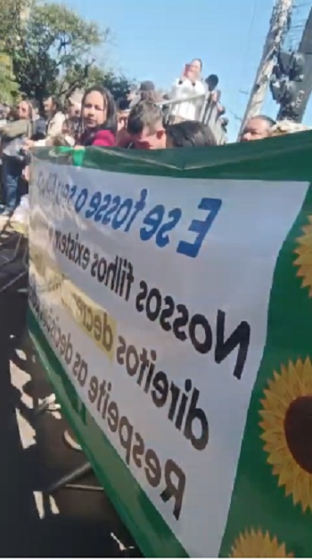 Elisângela sofreu para estender faixa no desfile