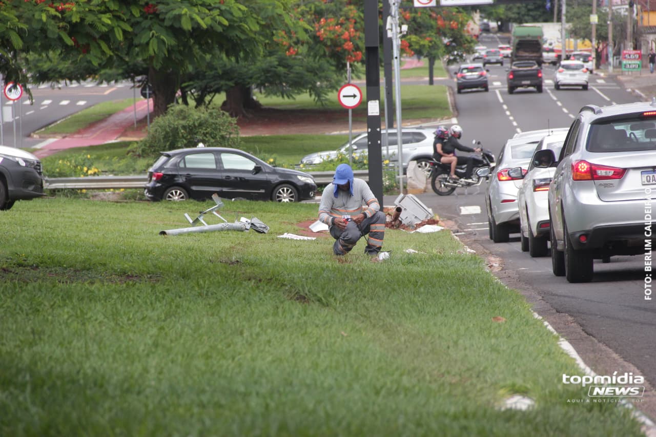 Radar na Afonso Pena é derrubado com acidente de carro