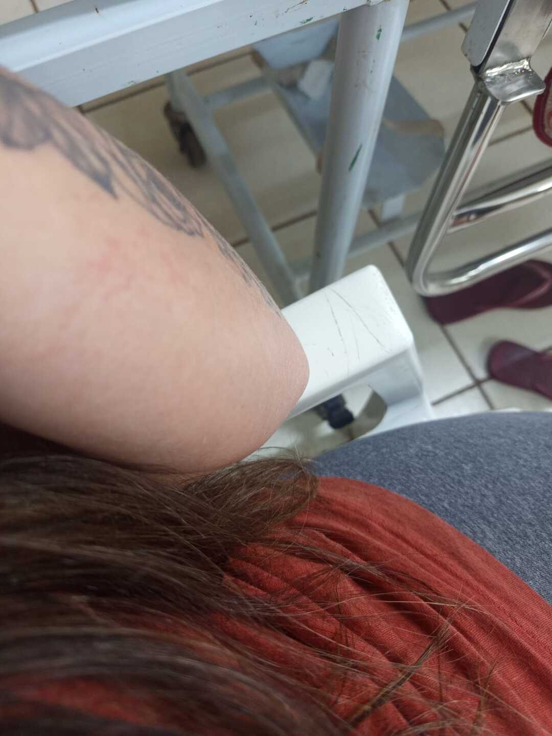 Idosa espera transfer&ecirc;ncia por mais de um dia e fam&iacute;lia denuncia descaso em unidade de sa&uacute;de
