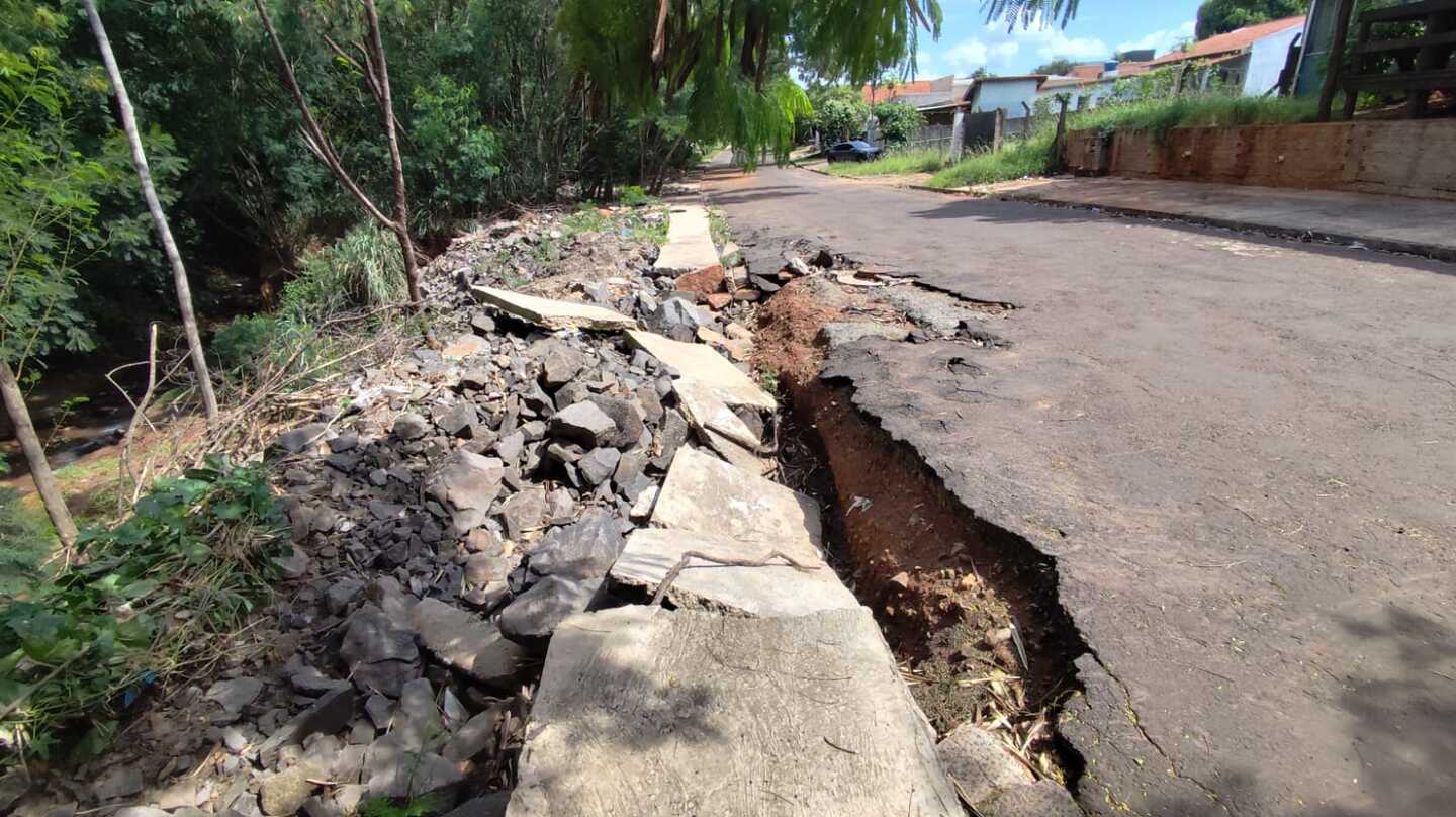 O asfalto causa prejuízo para os moradores que passam pelo local