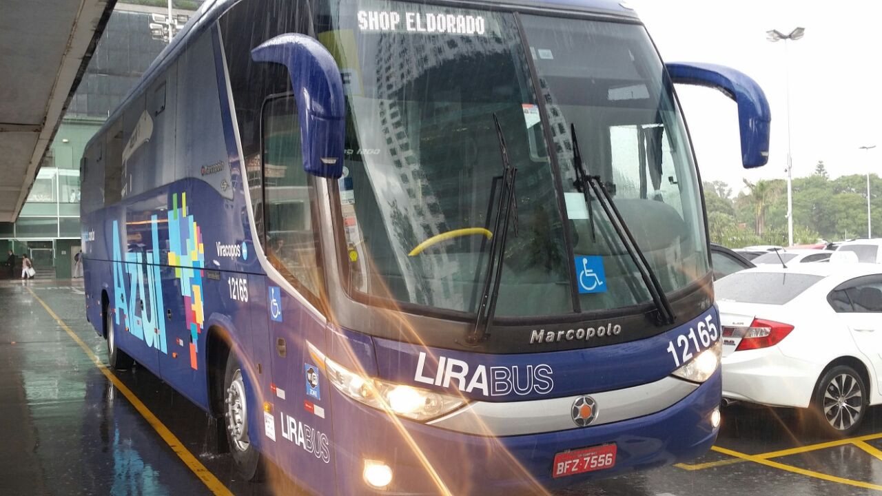 Desrespeito: no meio da chuva, motorista bate a porta de ônibus da Azul