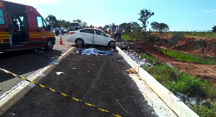 Grave acidente entre dois carros deixa seis feridos e um morto na BR Portal TOP Mídia News